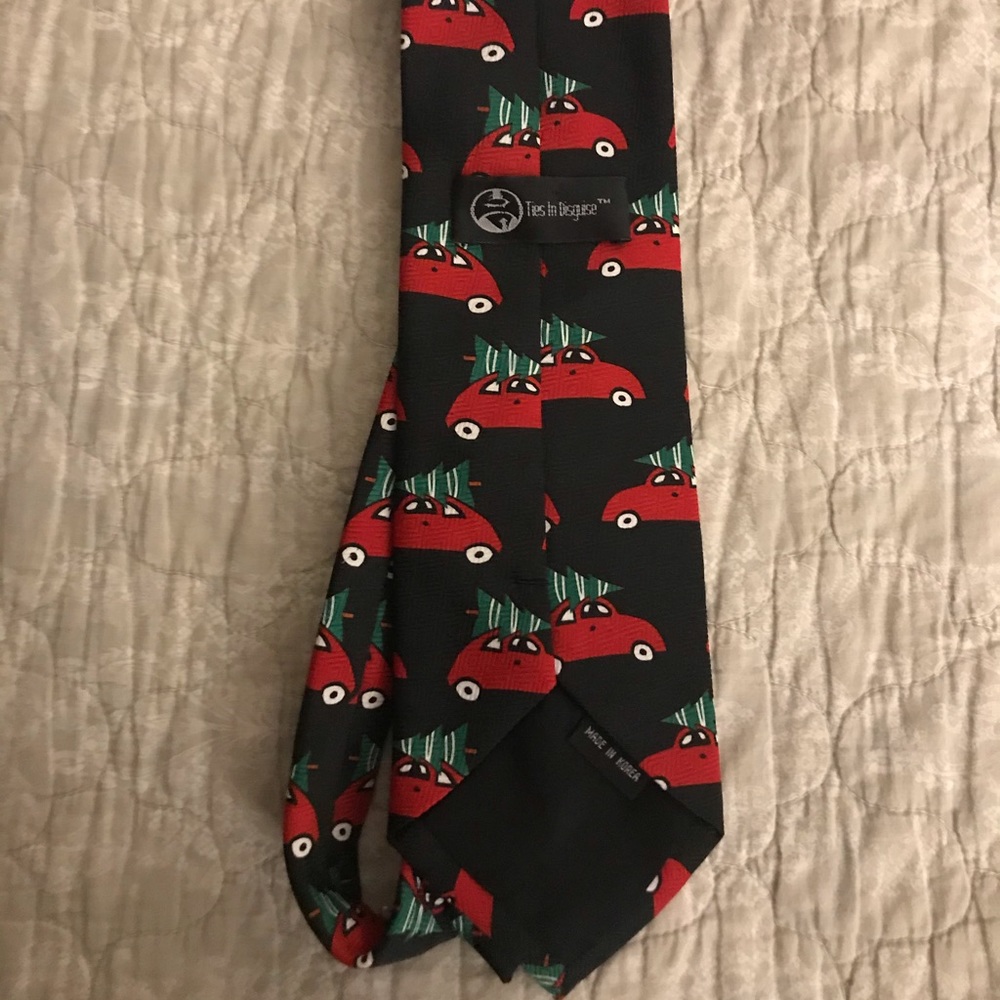 Holiday tie 🚗🌲 - Picture 2 of 3